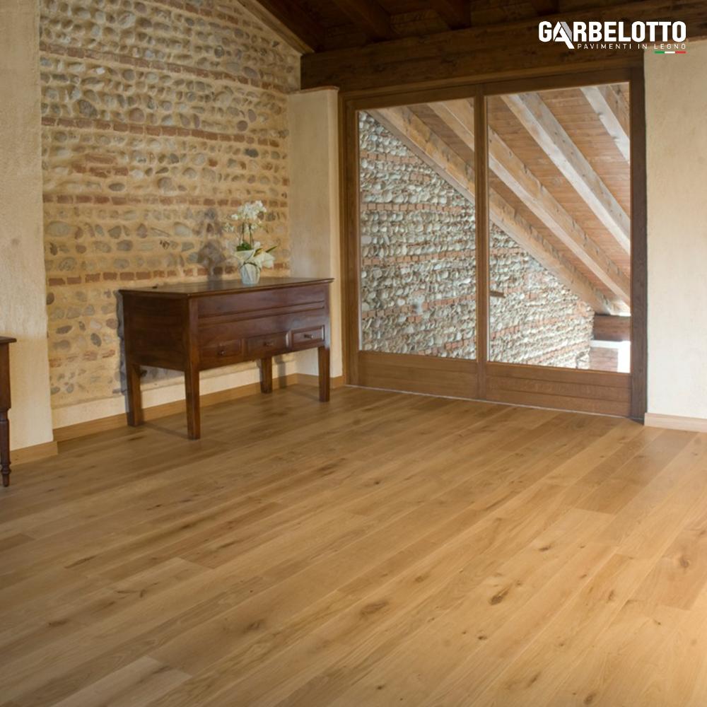 Un’abitazione ristrutturata, un vecchio casale che riprende vita attraverso il rinnovo degli spazi.
Pareti di mattoni e soffitti con travi a vista che ben si legano al pavimento in legno posato, elemento questo che, insieme ai primi, rende la casa materica e accogliente.