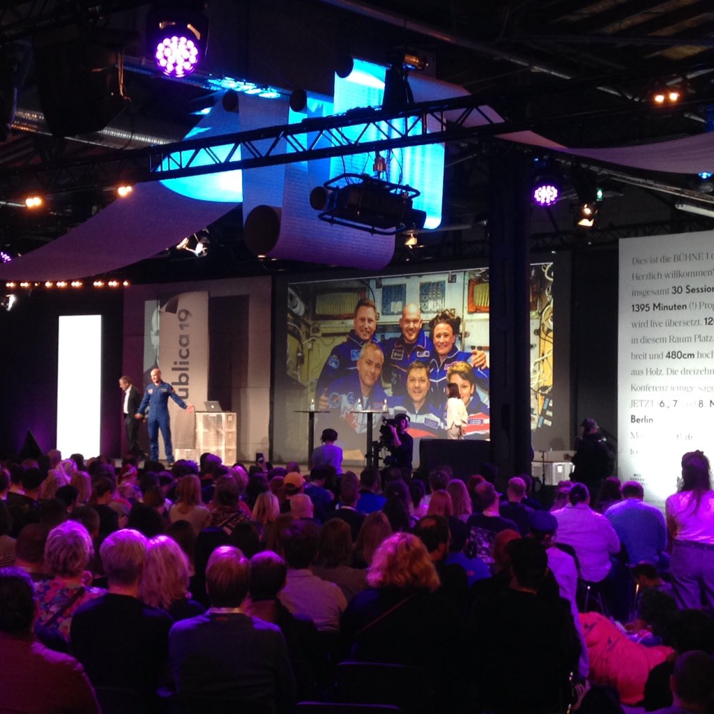 Hätte ich die ganze Nacht zuhören können. Einblicke zur letzten Mission und Storys aus dem Arbeitsalltag von keinem cooleren als <a href="/Astro_Alex/">Alexander Gerst</a> #rp19