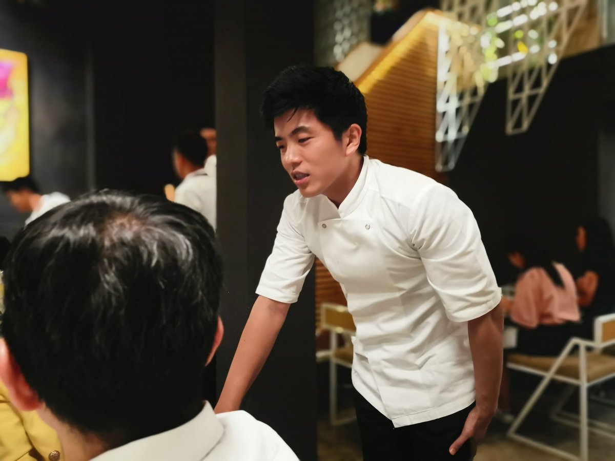 ubyi's tweet photo. เมื่อข้าพเจ้าได้มาลองชิมฝีมือเชฟต้น แห่ง #TopChefThailand ที่ร้าน baan กับพี่ ๆ น้อง ๆ ชาว #CAD2 😃
.
แข่งเกมได้ที่ 2 แต่น้องเชนทีมชนะเลิศต้องไปสวิสเซอร์แลนด์ เลยส้มหล่นปล้นสิทธิ์รับประทานอาหารหรูมาเป็นของตัวเอง 😉 https://t.co/4X81WsXpGw