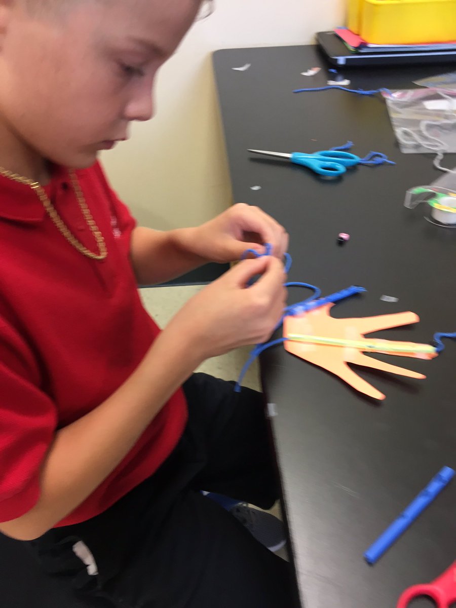StepNoodles's tweet image. 3rd graders wrapping up the human body with mechanical hands. Bones and tendons with straws and strong! @LangtreeCharter #SciencelabRULES #handsonscience