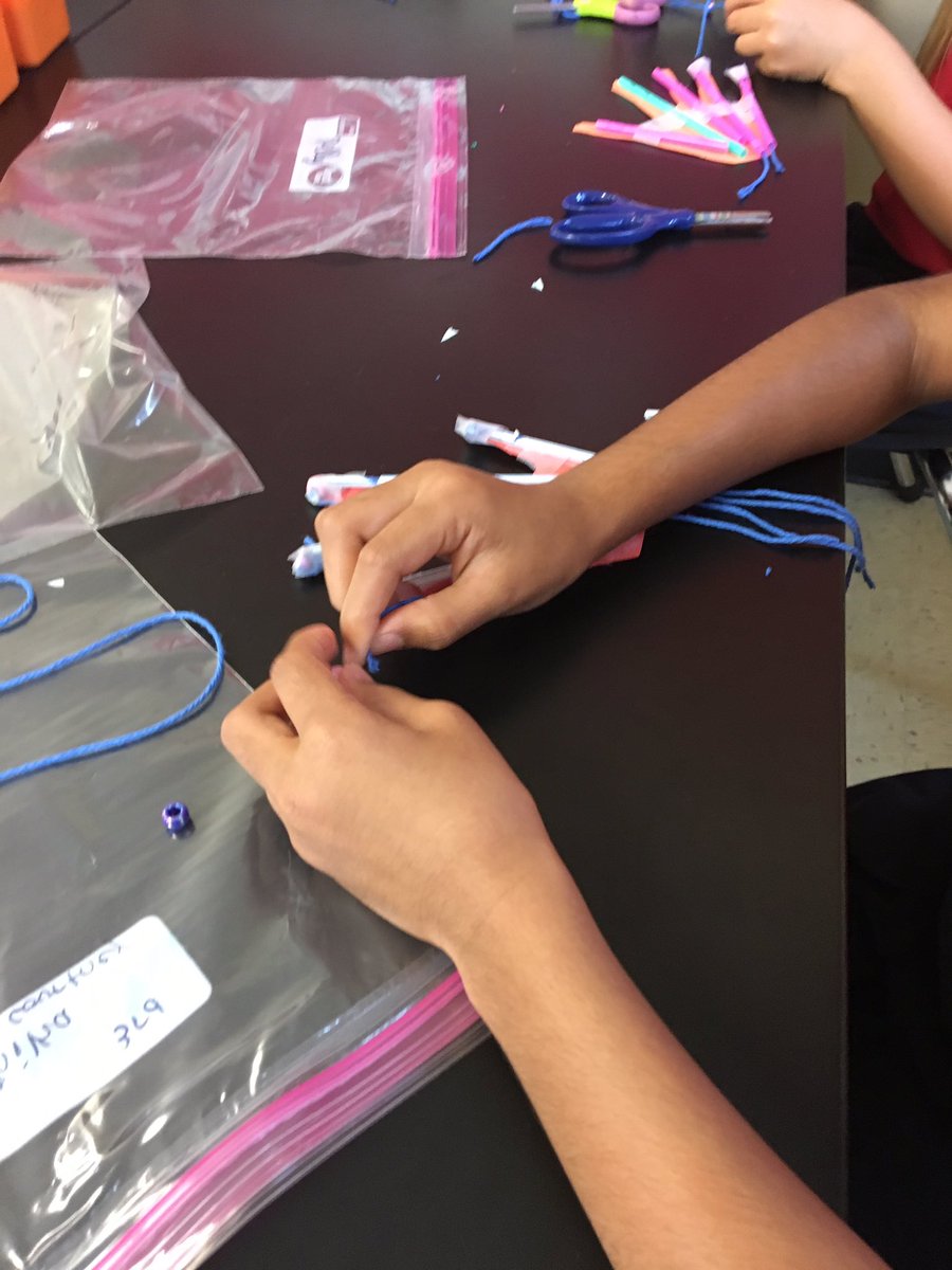 StepNoodles's tweet image. 3rd graders wrapping up the human body with mechanical hands. Bones and tendons with straws and strong! @LangtreeCharter #SciencelabRULES #handsonscience