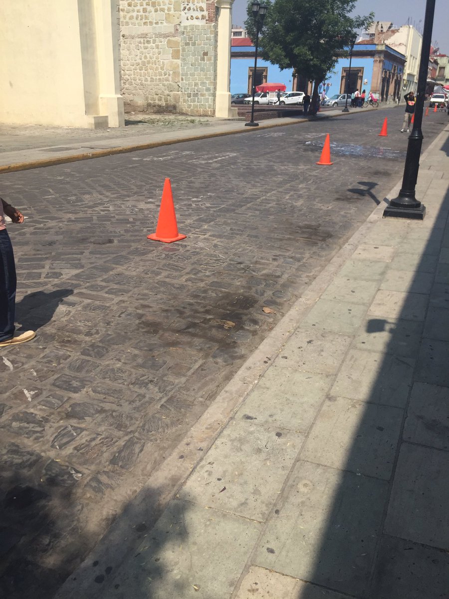 NeburReyli's tweet photo. Otra vez #PanBimba #NoMamar 2 calle de guerrero apartando lugares para los ganaderos y ninguno se estaciona en todo el día además ya se fueron @PolVial_GobOax @Betillocruz @laverdaddeoax @PoligrafoOax @alejandromurat https://t.co/QkrNdv54at