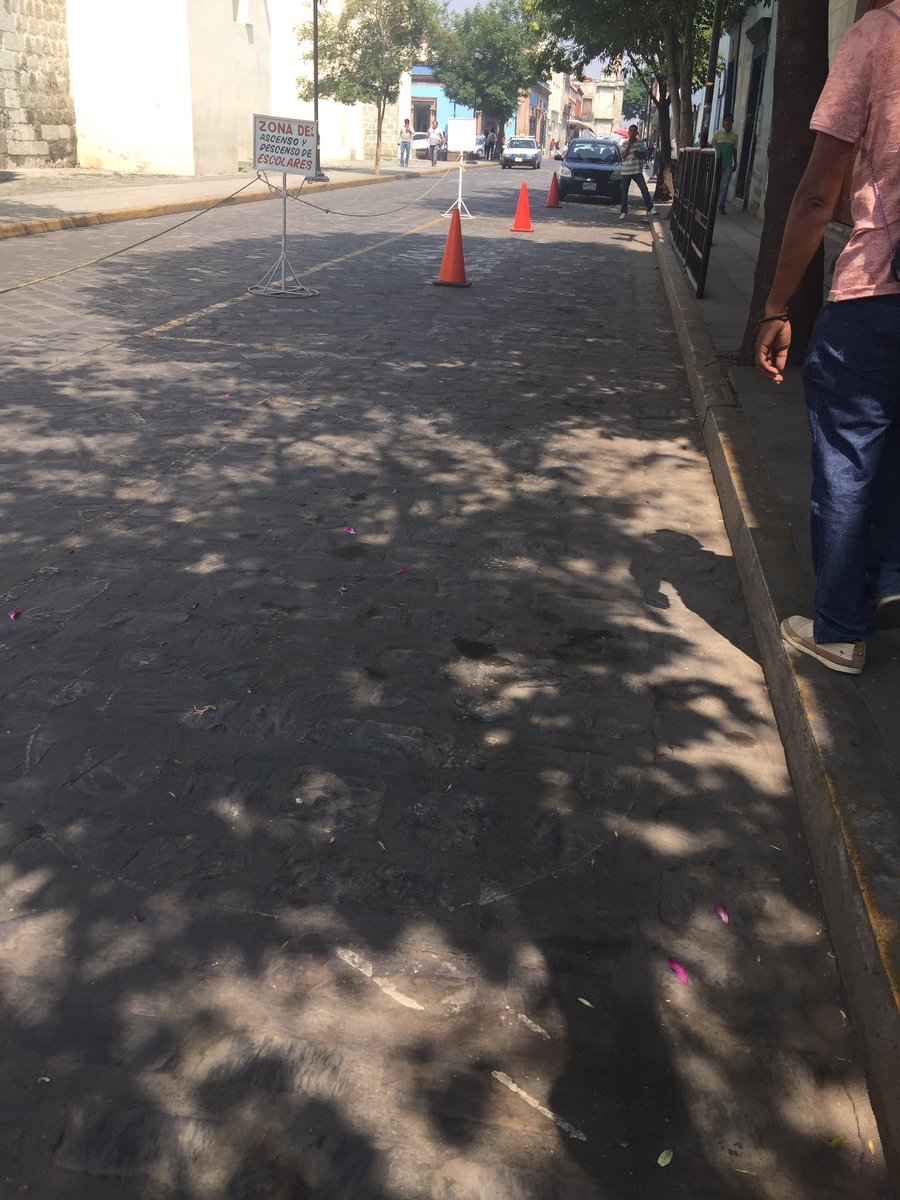 NeburReyli's tweet photo. Otra vez #PanBimba #NoMamar 2 calle de guerrero apartando lugares para los ganaderos y ninguno se estaciona en todo el día además ya se fueron @PolVial_GobOax @Betillocruz @laverdaddeoax @PoligrafoOax @alejandromurat https://t.co/QkrNdv54at