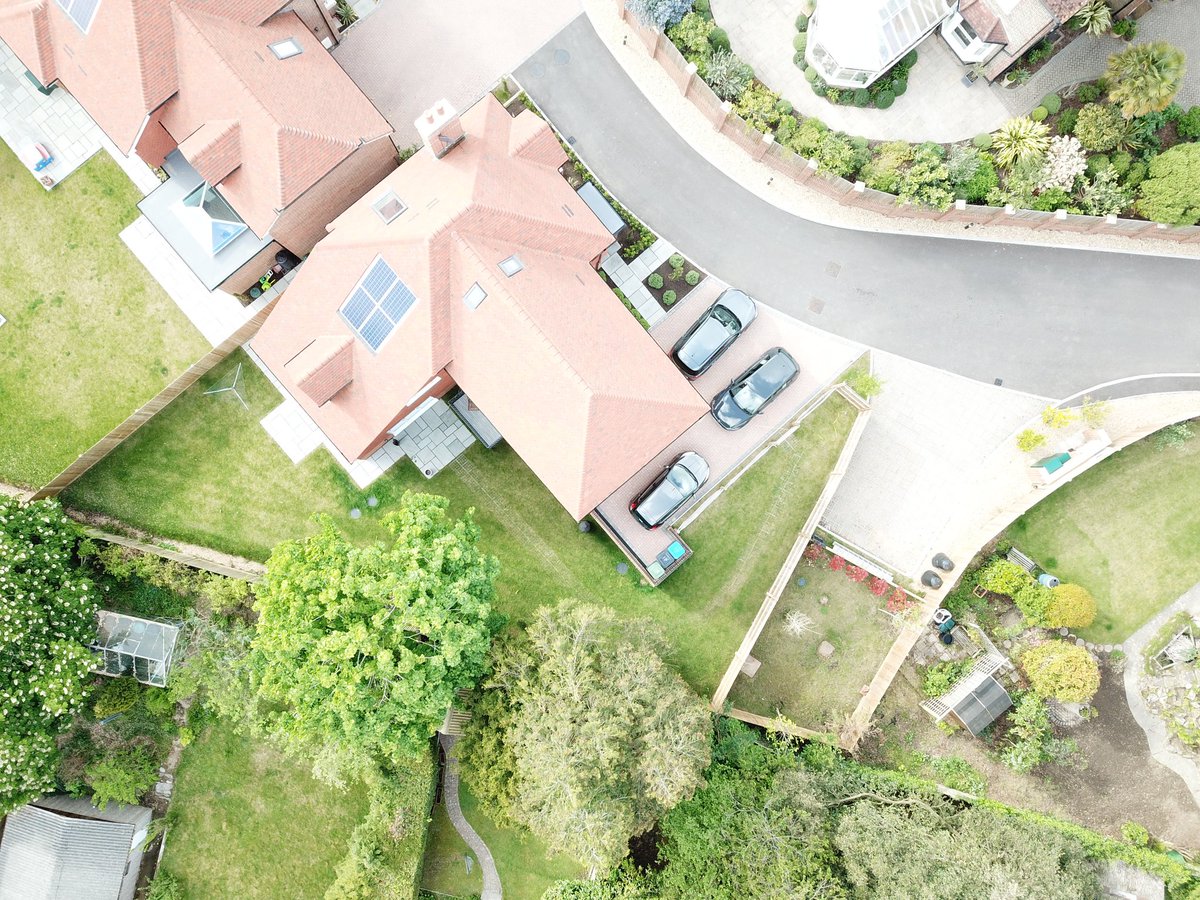 1-2-1 today carried out on a new build in Sussex. Nothing in the garden except grass... Enough to frighten anyone into abject apathy. However, by the end of the day the client is excited and looking forward mto getting started. Thanks 1-2-1 contractor for the contact.