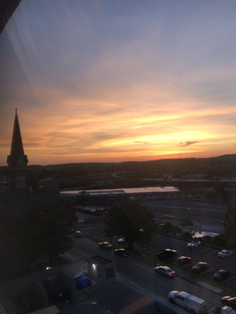 Kellyetweets's tweet photo. @visitknoxville you know how to show a gal a good sunset! #knoxrocks https://t.co/5CbSnUspHB