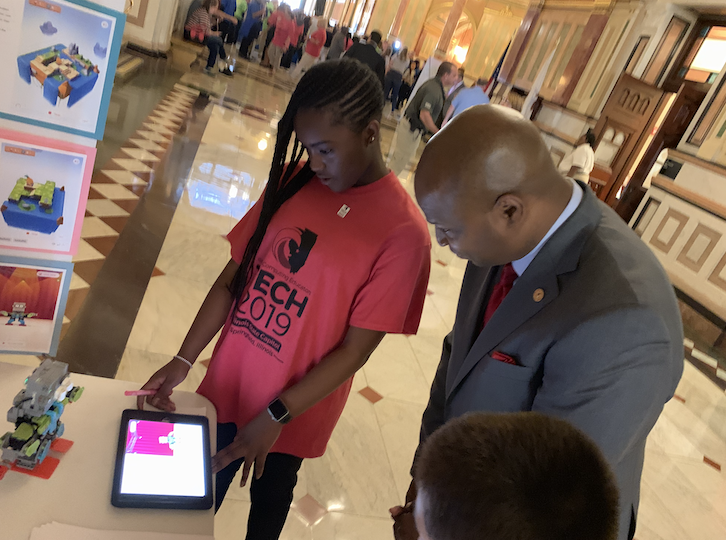 Lindop92's tweet photo. Lindop students Alyssa Edwards (6th Grade) and Luis Carmona (4th Grade) Presented to 7th District Representative Chris Welch “Lindop Learns to Speak Robot” at TECH 2019 in Springfield, Illinois on May 7, 2019. #TECH2019 #ILTECH2019 https://t.co/eyoVgL2A7V
