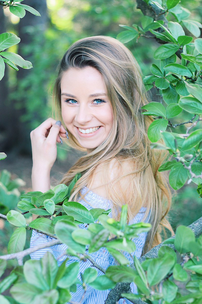 gracemiller248's tweet photo. some senior pics 🌷 https://t.co/YvdqLbyVKO