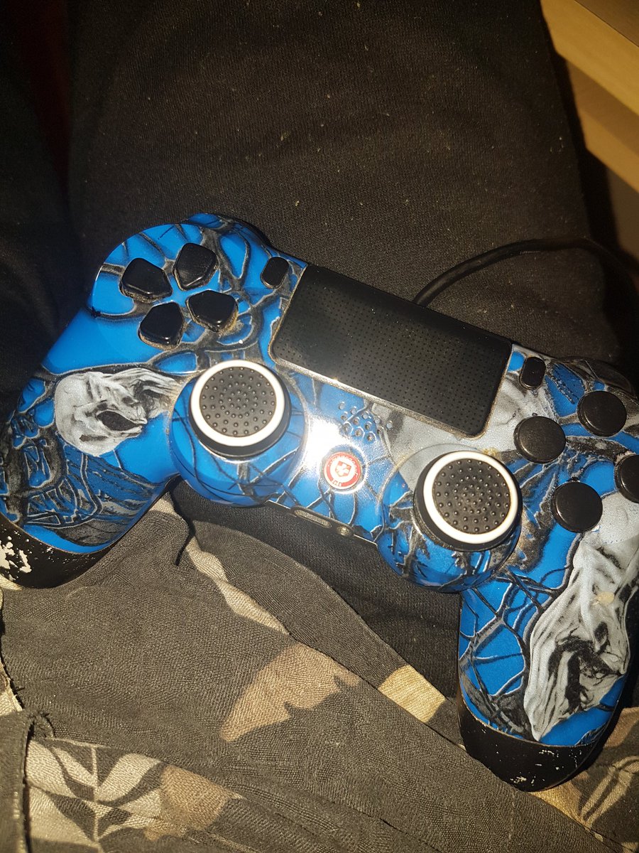 ByZegLe's tweet photo. @cartero007 Una guapada tío todavía conservo un mando tuyo desde Black Ops 3.
Este tío es una pasada. https://t.co/sx80gMFAvY
