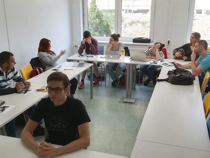 AP_EAICT's tweet photo. In de klas is het niet veel anders dan bij ons! #APNinjas #Erasmus #Takeover https://t.co/QM3wjL1QCL