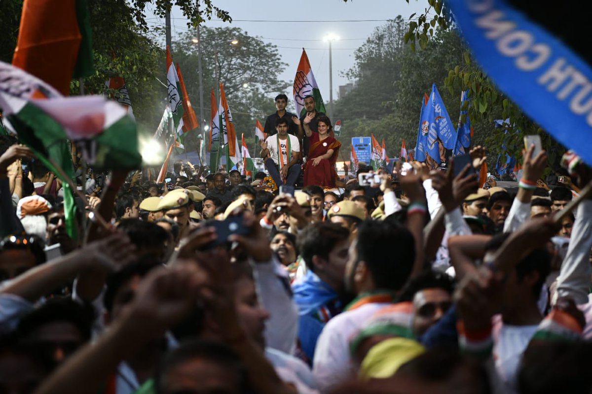 boxervijender's tweet photo. कांग्रेस महासचिव श्रीमती @priyankagandhi जी के नेतृत्व में दक्षिण दिल्ली लोकसभा में आयोजित रोड शो में स्वागत के लिए उमड़े जनसेलाब को देखकर मन प्रफुल्लित हो उठा. रोड शो में शामिल होकर आशीर्वाद देने वाले साथियों का मैं दिल से शुक्रगुजार हूँ, आपका स्नेह और समर्थन ही हमारी ताकत है. https://t.co/uyxIFXjhdX