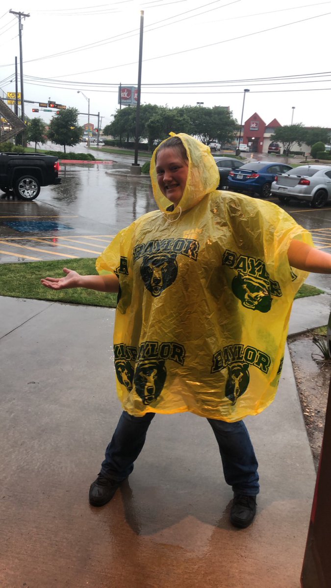 Brookeedw11's tweet photo. Nothing stops Jen here at #TeamWaco from #MakingEveryGuestCount 
Not even a tornado warning ⚠️ 
She’s already had 13 curbsides and it’s only 1 pm and she is hustling through this storm. Way to #BeAccountable Jennifer!! 🌶❤️ https://t.co/hPjXdkDq1h