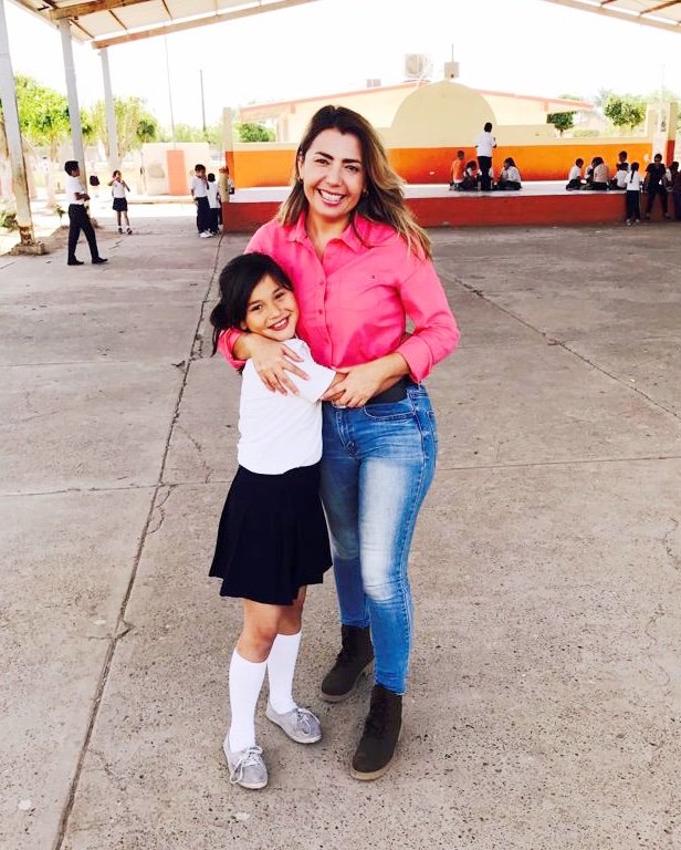 RoxanaRubioVal2's tweet photo. Compartiendo momentos de alegría con niños de la escuela primaria José María Morelos y Pavón. En el Ejido Batamote Municipio de Sinaloa .

#RoxanaRubio #PartidoAcciónNacional https://t.co/R9YsDdmHkY