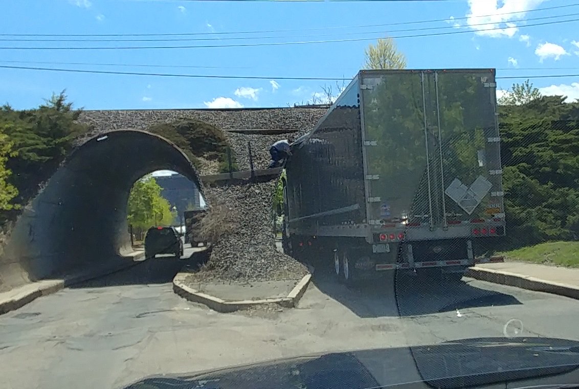 SomervilleChamb's tweet photo. On Innerbelt Road, Somerville - a truck stuck in the tubes. The driver is trying to figure out how to get it out. Traffic backed up to Washington Street.   This happens about twice a week. https://t.co/mfn8ypARwI