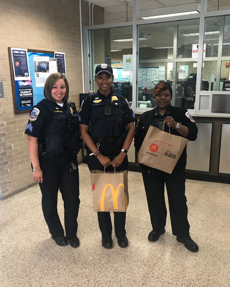 HechtWarehouse's tweet image. Did you know we have a Hero&apos;s Program at Hecht Warehouse?! All new move-ins that are Military, Fire Department or Police Department all qualify for a 5% Rent discount. Special shout out to District 5 Police Department 🚨 👮 🎖️#BreakfastOnTheGo #HechtWarehouse #HeroesProgram