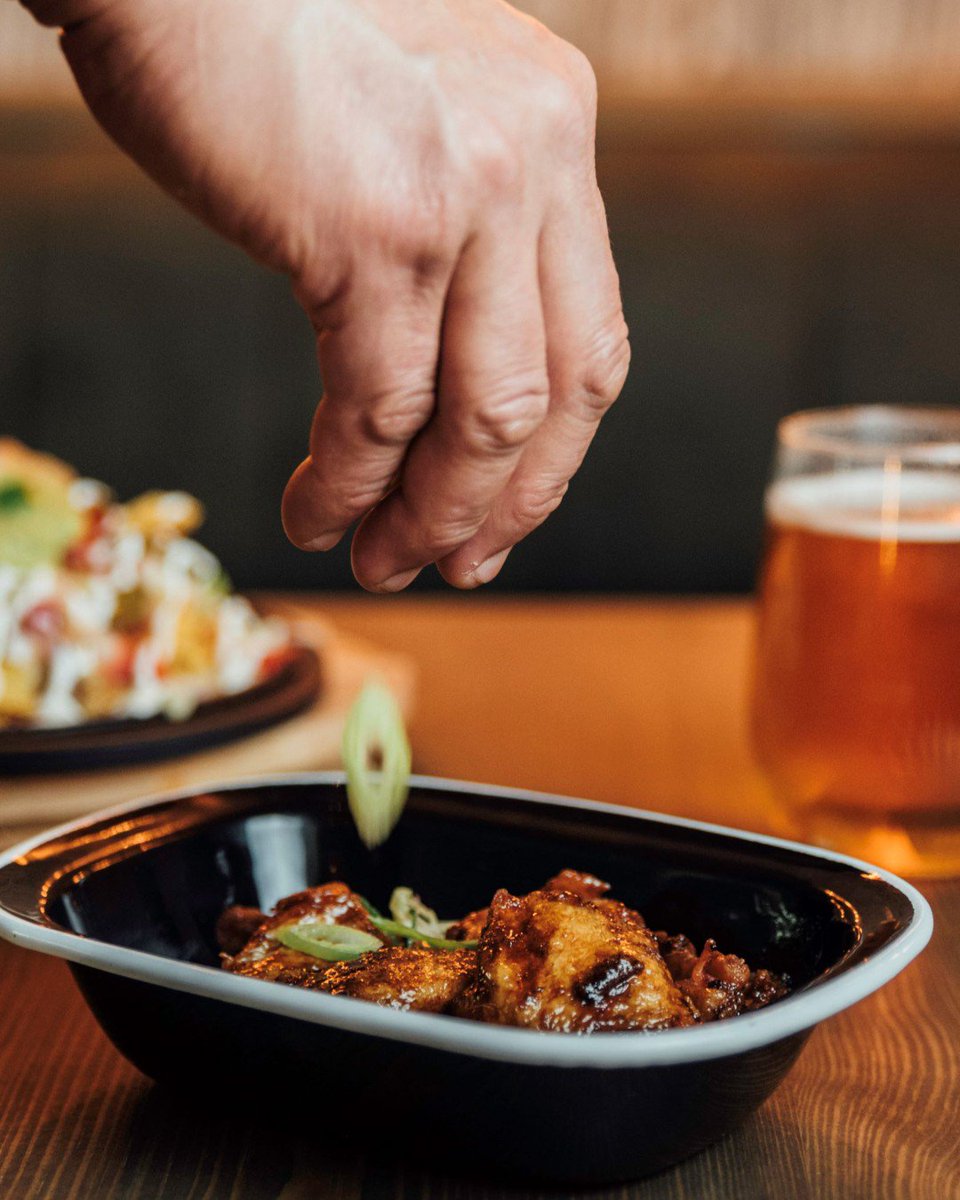 Nuestras Alitas Bourbon son capaces de elevarte hasta el mismísimo cielo ✨. Te las servimos deshuesadas, confitadas en aceite de oliva y bañadas en nuestra salsa bourbon y cebolleta china 🤤. 
.
.
.
#ElTemplodelaCarne #LetsMeat #SteakBurger #Madrid #Murcia