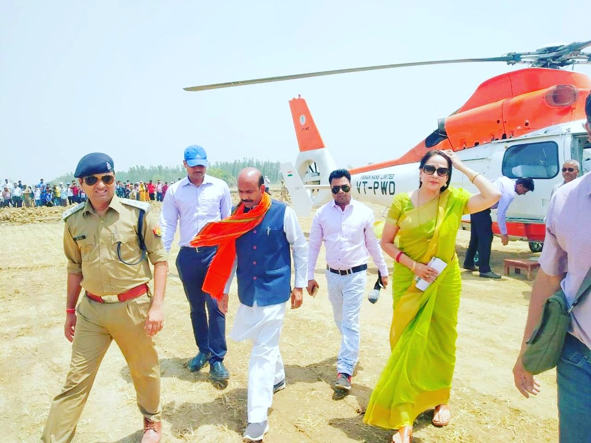 JanhitSatta's tweet photo. आधा घण्टा भी मंच की गरमी नहीं झेल पायीं हेमामालिनी
बस्ती। हेमामालिनी ने संबोधन के दौरान मंच से गर्मी लगने की बात कही। उन्होने कम भीड़ को लेकर आयोजकों पर तंज भी कसा। सांसद प्रत्याशी और अन्य नेताओं से कहा कि भीड़ कम है, और होनी चाहिए थी। https://t.co/Mwa058eGJA