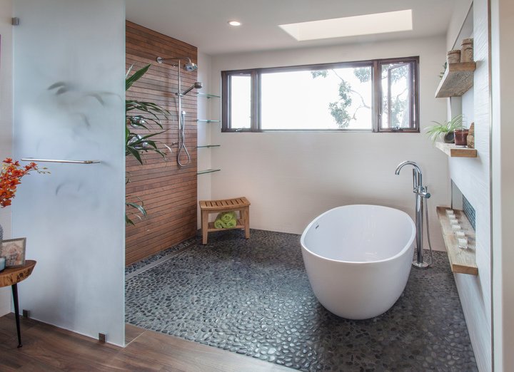 WindowWorksUSA's tweet photo. Beautiful! @thenkba A1: Avoid tripping and falling with a no threshold shower! #NKBADesignComp winner Megan Siason created this beautiful living in place space. 📸: Gail Owens Photography #kbtribechat https://t.co/5906fXGYzy