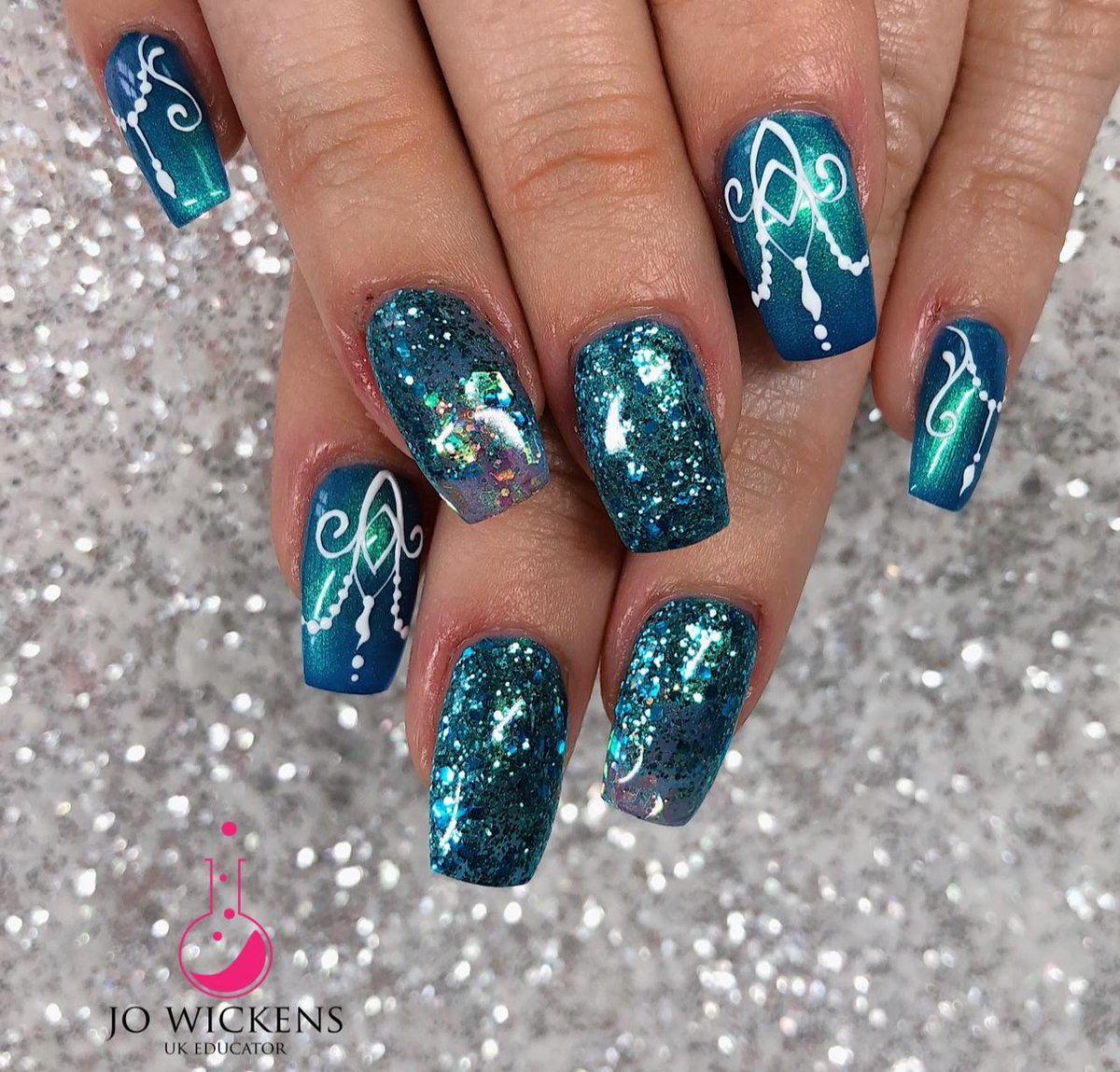 🧜‍♀️ MERMAID IN THE SHADE 🧜‍♀️ 
@lightelegancehq @servethepro
@scratchmagazine @pro_beauty01 #showscratch #nails #lightelegance #lerocks #lefamily #summernails #enchantedforest #leenchantedforest #servethepro #purplenails #nailvideos #nailinspo #inspiration #frenchnails #foilnails