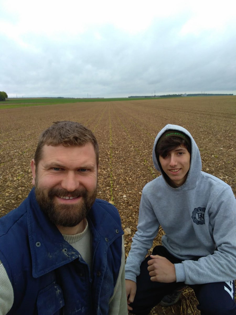 ja45cb's tweet photo. 🇫🇷🇪🇸 #Antonionagranxa #Antonioenlagranja, on continue, mais cette fois il connaît très bien cette plante très présente en #Galice #Galicia: le #maïs
Mais comment fait elle pour pousser au milieu de tous ces cailloux???
#silex #croio 🇪🇸🇫🇷 https://t.co/dPyXVdL1u5