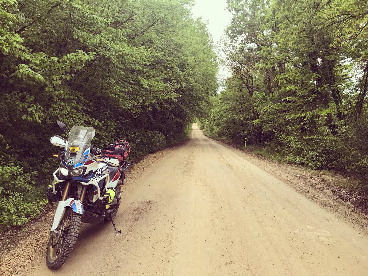 Jack_RPLF's tweet photo. Eroikatreffen 2019

#eroica #eroicainmoto #toscana #gaiole #gaioleinchianti #toscana #honda #africatwin #africatwinadventuresports #adventuresports #crf1000l #barkbusters #barkbustershandguards #touratech #outbackmotortek #thenorthface #amphibiousbag https://t.co/UzXY6udVzS