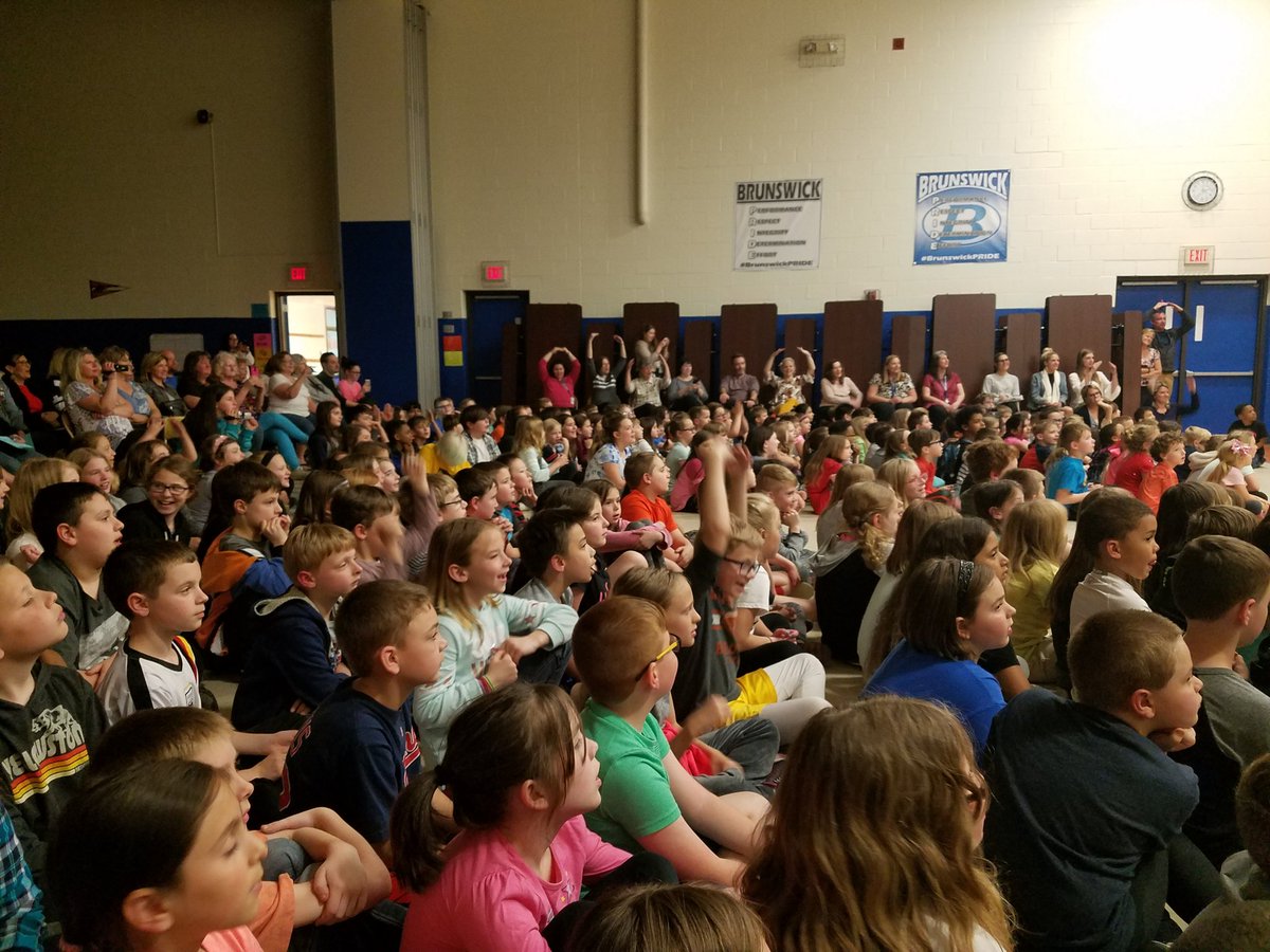 huntmrbriggs's tweet photo. School spelling out O H I O along with 5th graders playing Hang on Sloopy. https://t.co/UKKHXy4n04