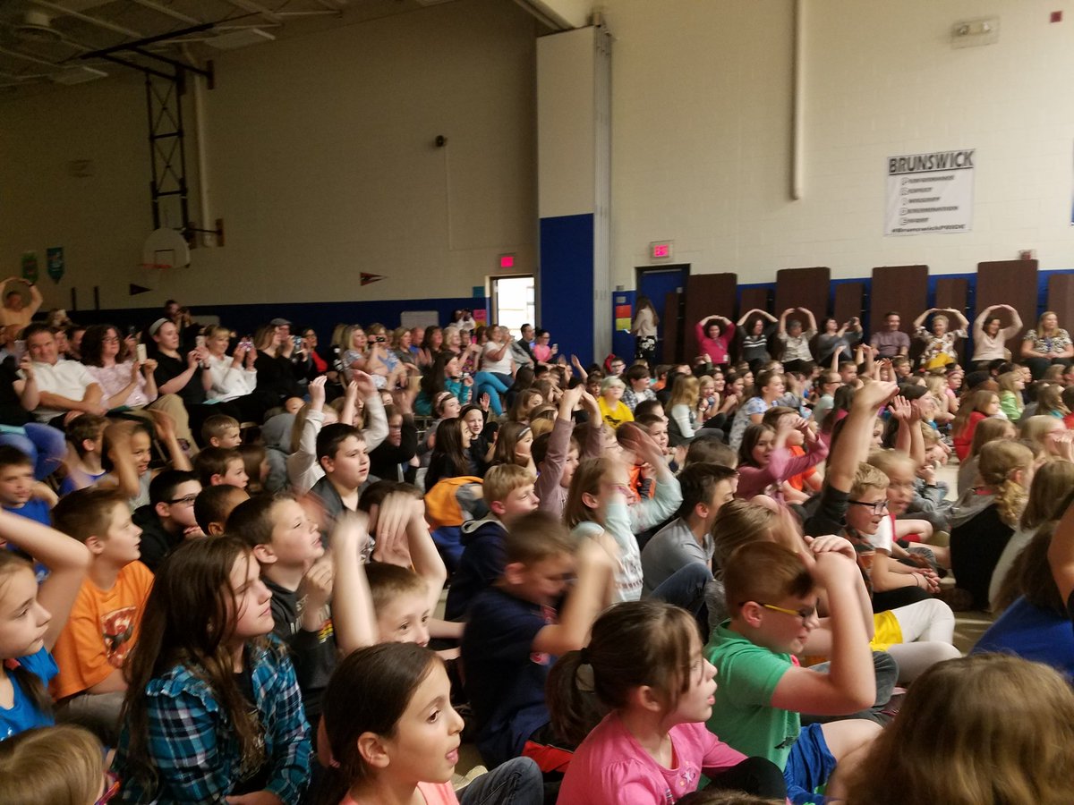 huntmrbriggs's tweet photo. School spelling out O H I O along with 5th graders playing Hang on Sloopy. https://t.co/UKKHXy4n04