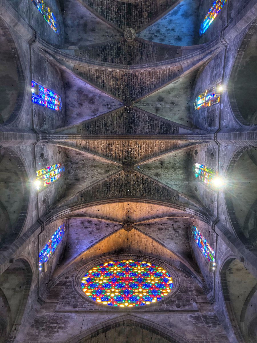 PALMA DI MAIORCA 🇪🇸

La Cattedrale di Palma di Maiorca chiamata anche Basilica di Santa Maria è il monumento più importante. ⛪️ Il suo interno è pazzesco, i rosoni che si trovano sulle facciate e le pareti creano un gioco di colori in armonia con lo stile gotico della chiesa 🎨