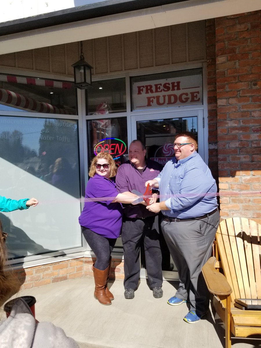 BracebridgeCofC's tweet photo. Congratulations to @CandyMuskoka on the Grand Opening of their new store today!  Drop by to check it out at 11-A Taylor Rd., Bracebridge.  #saltwatertaffy #chocolateloversdream #newbusiness @chambermember #retrocandy #freshfudge #nutbrittles #jellybelly #grandopening #gifts https://t.co/Qx7OaFNAKk