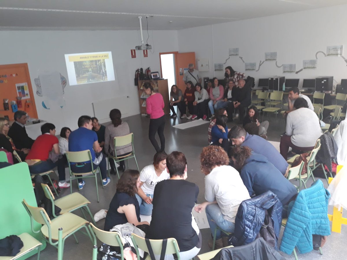 CEIPMMA's tweet photo. Foi un evento que nos fixo reflexionar, traballar en equipo, pensar, compartir, analizar,... Sobre o que somos cada quen, o cal nos invitaba a cambiar a nosa mirada. Non ver o comportamento dxs nenxs senón a elxs mesmxs. https://t.co/CyZBtXYy9S