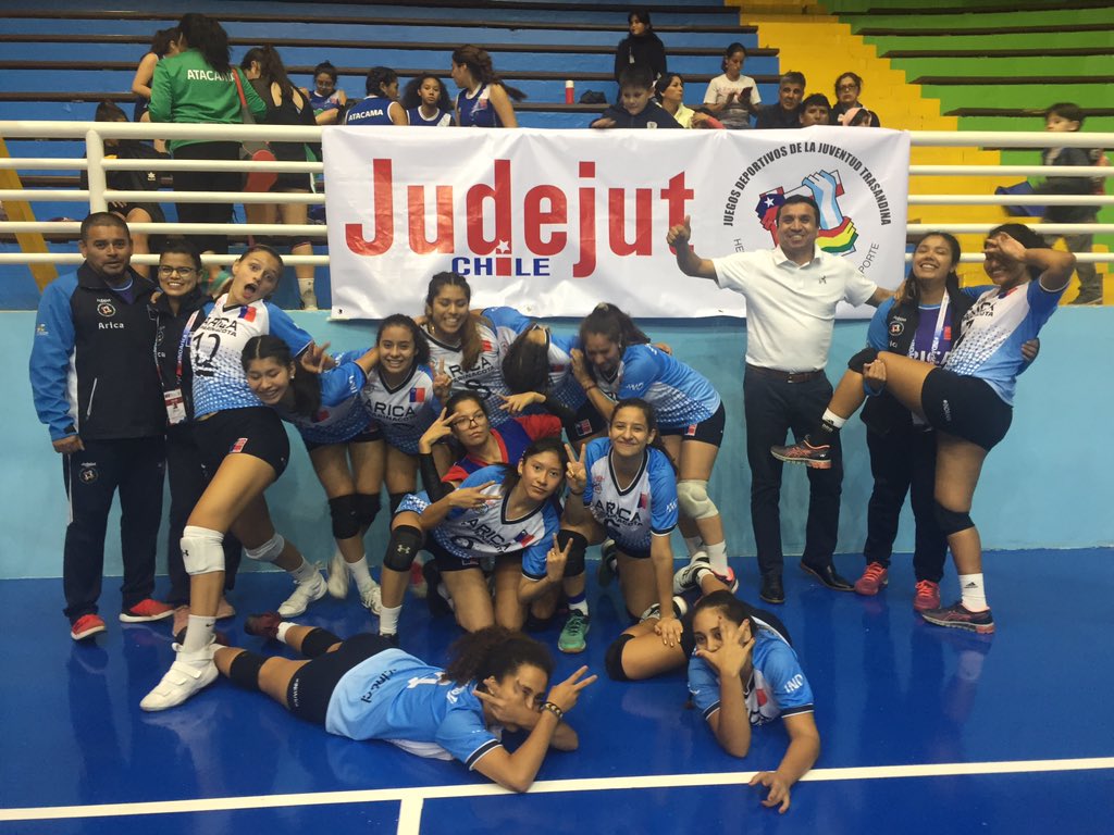 RBustamanteXV's tweet photo. VOLEIBOL #judejut2019/Seremi del Deporte Rodrigo Bustamante estuvo junto a la selección de Arica y Parinacota, ahora ratifica su buen nivel y gana a Atacama, pasa así a disputar esta tarde la final de estos juegos deportivos trasandinos Chile- 2019, 19:00 hrs. Vamos por la de 🥇 https://t.co/0GemVDXKHv
