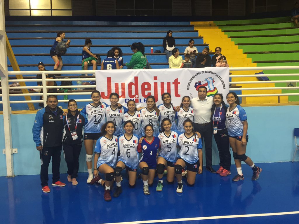RBustamanteXV's tweet photo. VOLEIBOL #judejut2019/Seremi del Deporte Rodrigo Bustamante estuvo junto a la selección de Arica y Parinacota, ahora ratifica su buen nivel y gana a Atacama, pasa así a disputar esta tarde la final de estos juegos deportivos trasandinos Chile- 2019, 19:00 hrs. Vamos por la de 🥇 https://t.co/0GemVDXKHv