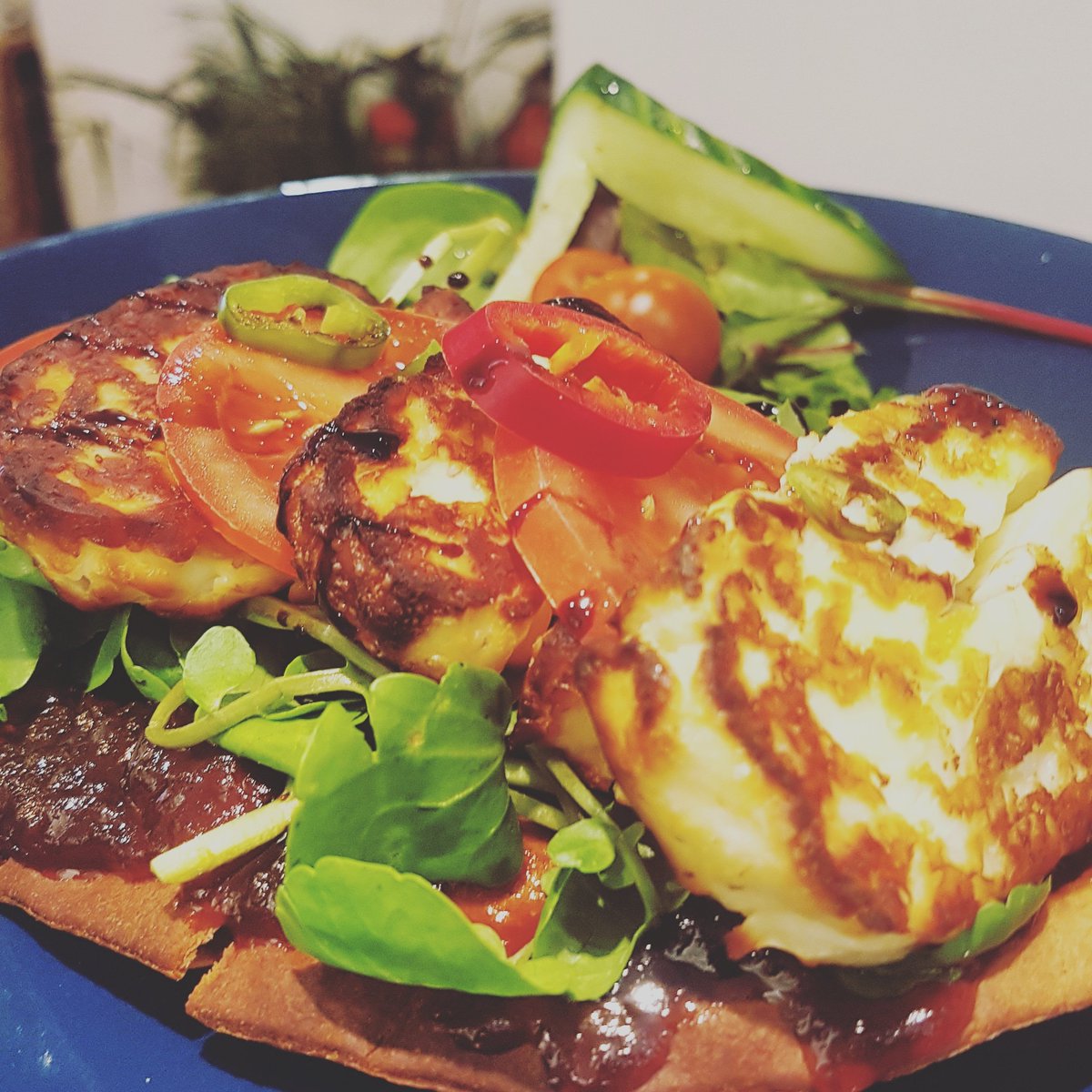 Tasty little number this one! Grilled halloumi, tomato, chilli, Red onion chutney and watercress amd balsamic glaze on a crunchy toasted flatbread! 

#halloumi #flatbread #spicy #fresh