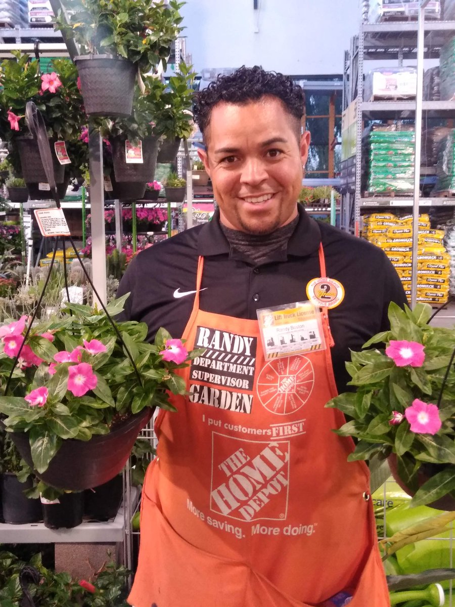 RandyBoston10's tweet photo. It's #Wednesday and today's #WednesdayWisdom is to get moving to @HomeDepot on Dysart to check out the #Garden plant for the month of #may the Vinca! 

#tothemax #D287BiggerStrongerfaster  #D287WeAreTheBar #team441 #homedepot #thd #WednesdayMotivation #WednesdayThoughts https://t.co/2BRj4Nmwh6