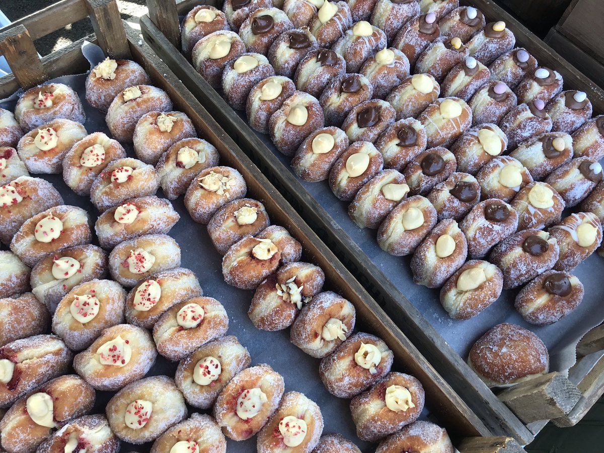 Mumbles Market returns this Saturday at the Dairy Carpark from 9am until 1pm with a whole host of great local produce, craft and street food, pop along and browse the stalls, pick up a treat or 2 and enjoy the beautiful views of Swansea Bay!
#LYLM2019 #SwanseaHour