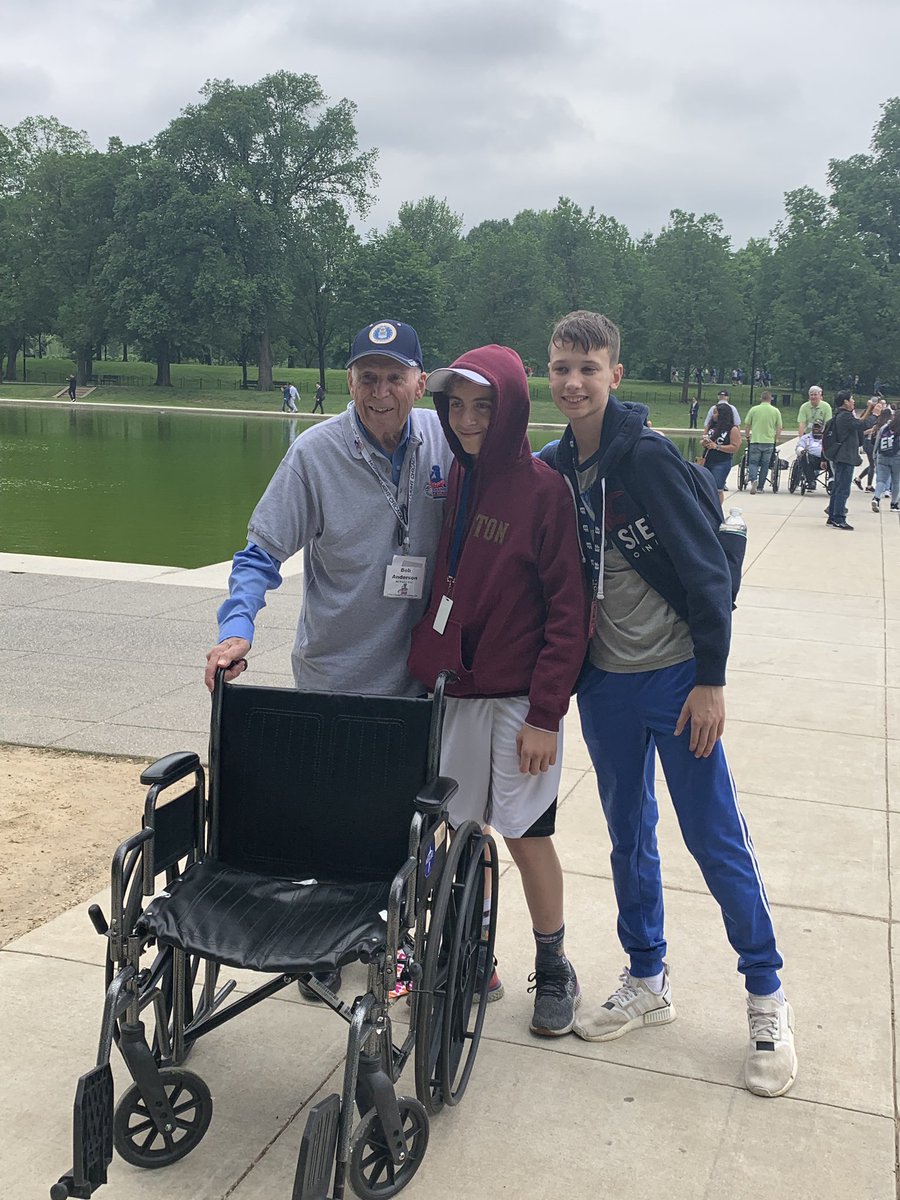 Team4UVMS's tweet photo. Thanking veterans at WW2 memorial #bus3 @uvmsnews https://t.co/c6nHQmLT8K