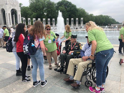 Team4UVMS's tweet photo. Thanking veterans at WW2 memorial #bus3 @uvmsnews https://t.co/c6nHQmLT8K