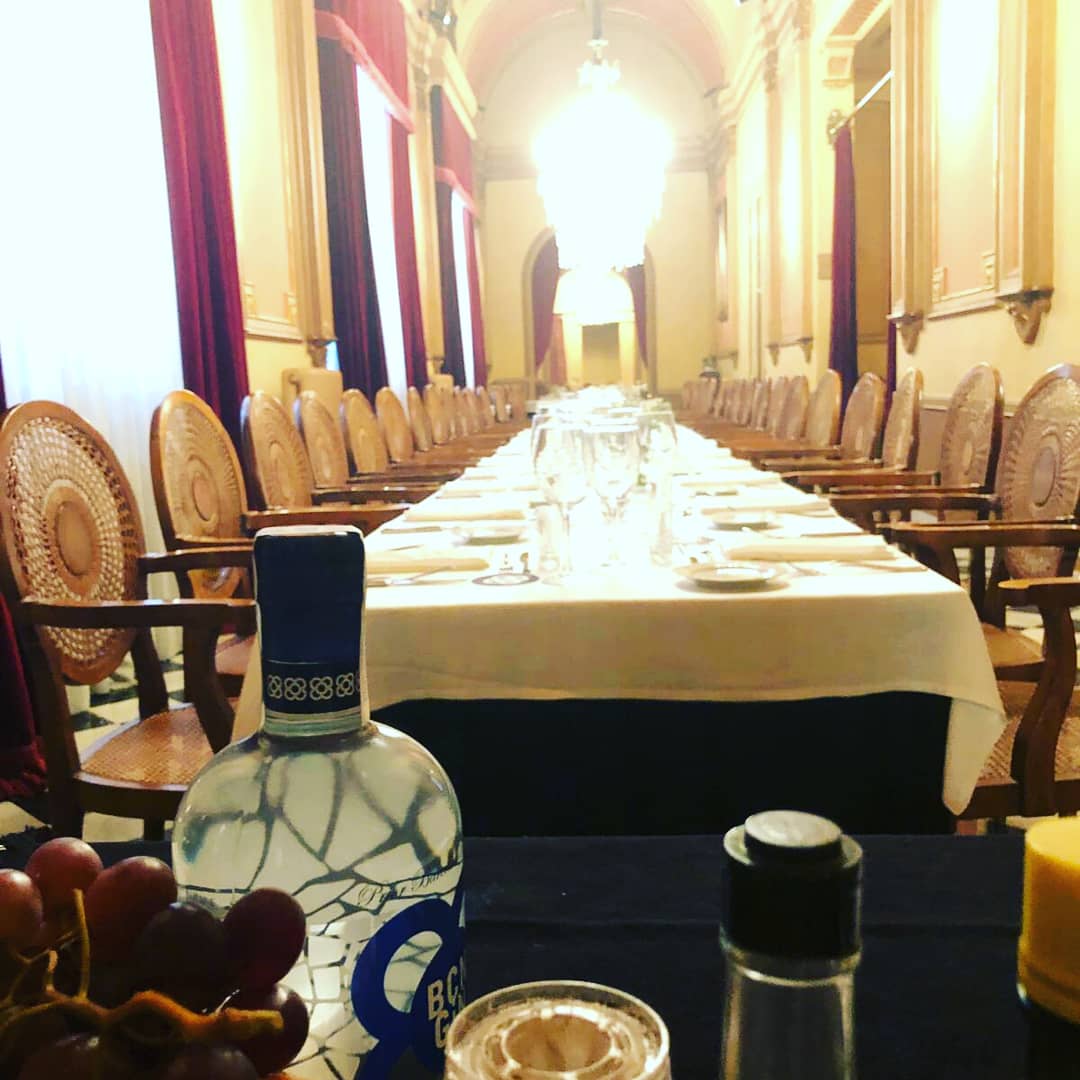 bcngin's tweet photo. Preparats.Ready @stefanlismond #bcngin #friends #art #gin #Barcelona #Liceu https://t.co/o7EssdwWwa