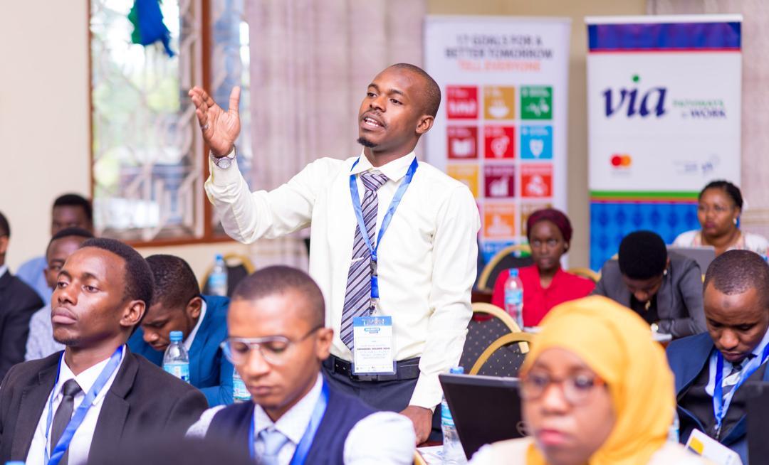 UmojaWaMataifa's tweet photo. . #TBT kwa wiki iliyopita, vijana wa #Tanzania walipokutana na kubadilishana mawazo kuhusu #MalengoEndelevu wakishiriki zoezi la kuiga mfumo mzima wa #UmojaWaMataifa.
๐ท: @UnitedNationsTZ #Youth2030 #UNTZ https://t.co/lnbwCRJpTU