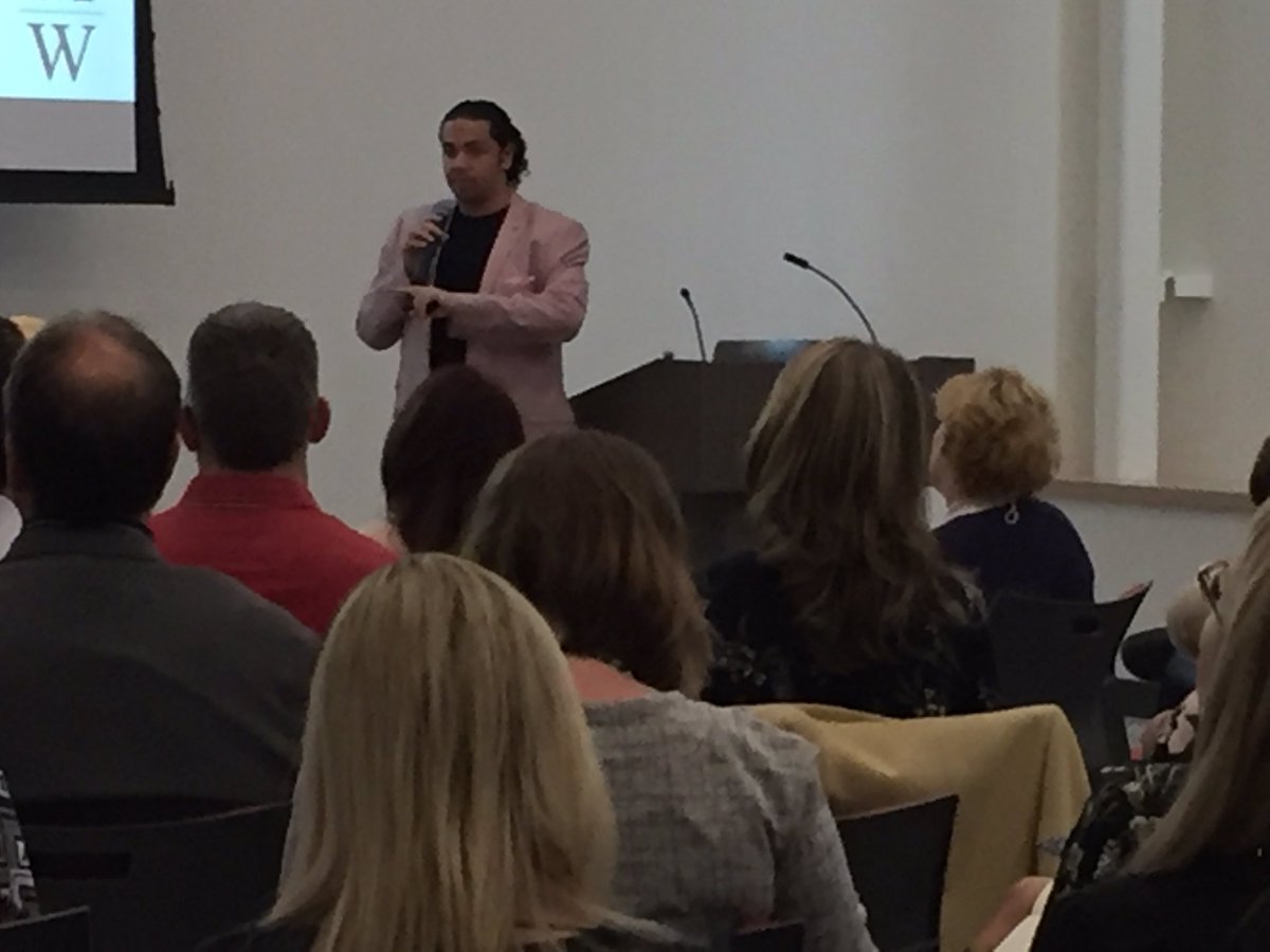 AmyD1323's tweet photo. @iammowaja presenting at #AFPSEOConference Thank You Mo!! You’re awesome! #storytelling digitally!! https://t.co/zftd0hpwjP
