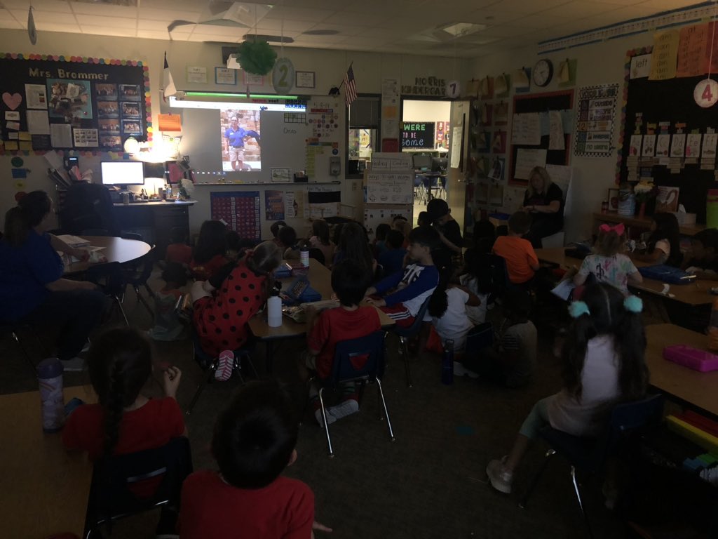 MrsBrommer_T's tweet photo. Kindergarteners collaborated with a bird zookeeper to answer their questions about different birds at the zoo! #FriscoFutureReady #NorrisRocks @Norris_Knights #NorrisKinder https://t.co/P8eDATg4rE