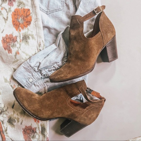 CaitlinClerque's tweet photo. So good I had to share! Check out all the items I'm loving on @Poshmarkapp from @closet_amanda #poshmark #fashion #style #shopmycloset #savvycie #frye #verabradley: https://t.co/Ag8sP2kca4 https://t.co/Wq1uxsW03d