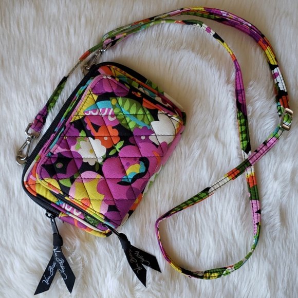 CaitlinClerque's tweet photo. So good I had to share! Check out all the items I'm loving on @Poshmarkapp from @closet_amanda #poshmark #fashion #style #shopmycloset #savvycie #frye #verabradley: https://t.co/Ag8sP2kca4 https://t.co/Wq1uxsW03d