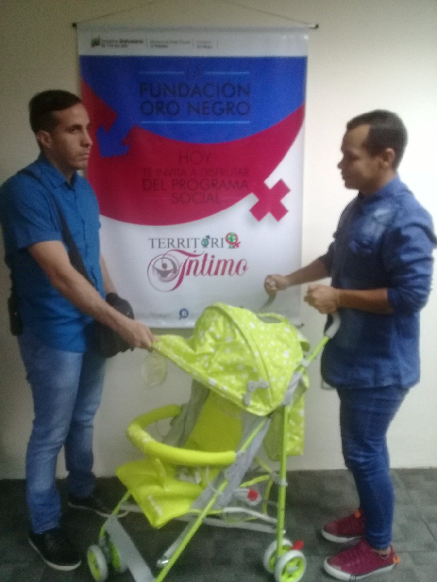 oronegro_social's tweet photo. Para el Presidente @NicolasMaduro la protección a la familia es una tarea a realizar desde todo espaciosy ámbito de la Revolución.
Desde "Sanos y Seguros", realizamos el aporte de "kits para recién nacidos" hijos e hijas de los trabajadores del #MinPet y sus entes adscritos. https://t.co/orQIiE3CnK