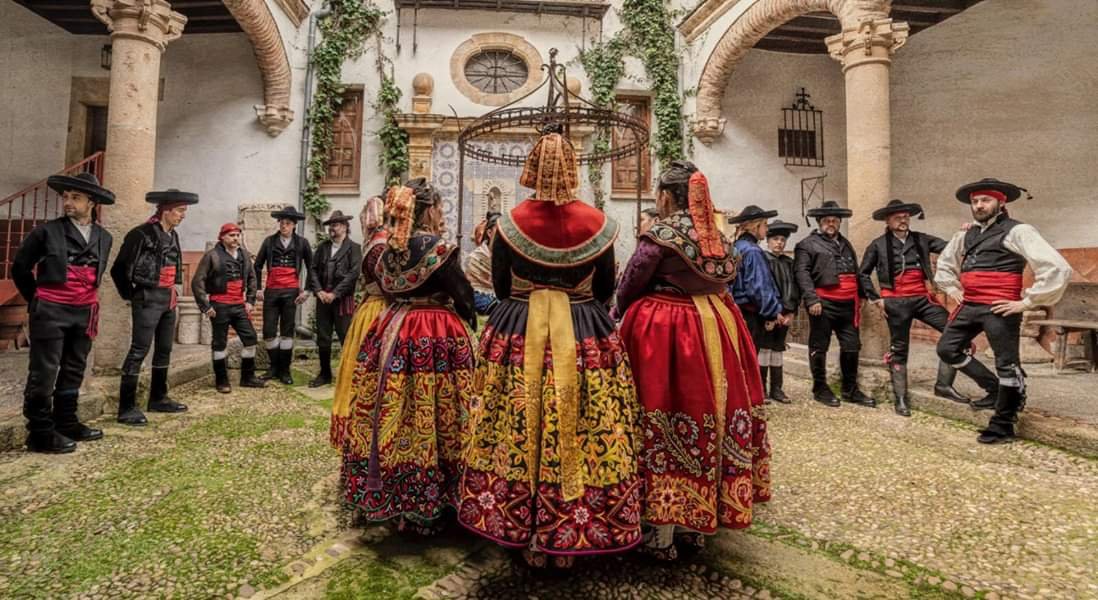 ZamoraHosteleri's tweet photo. TURISMO. CULTURA

La @aedonsancho escaparate vivo de la cultura tradicional de #Zamora ❤️

Los escaparates de #GarcíaCasado acogen once fotografías de gran tamaño con los tesoros del grupo con motivo del #XXVAniversarioDonSancho

#Enhorabuena ❤️👏👏

https://t.co/pZbT6OK9YH https://t.co/wv54mRyL1q