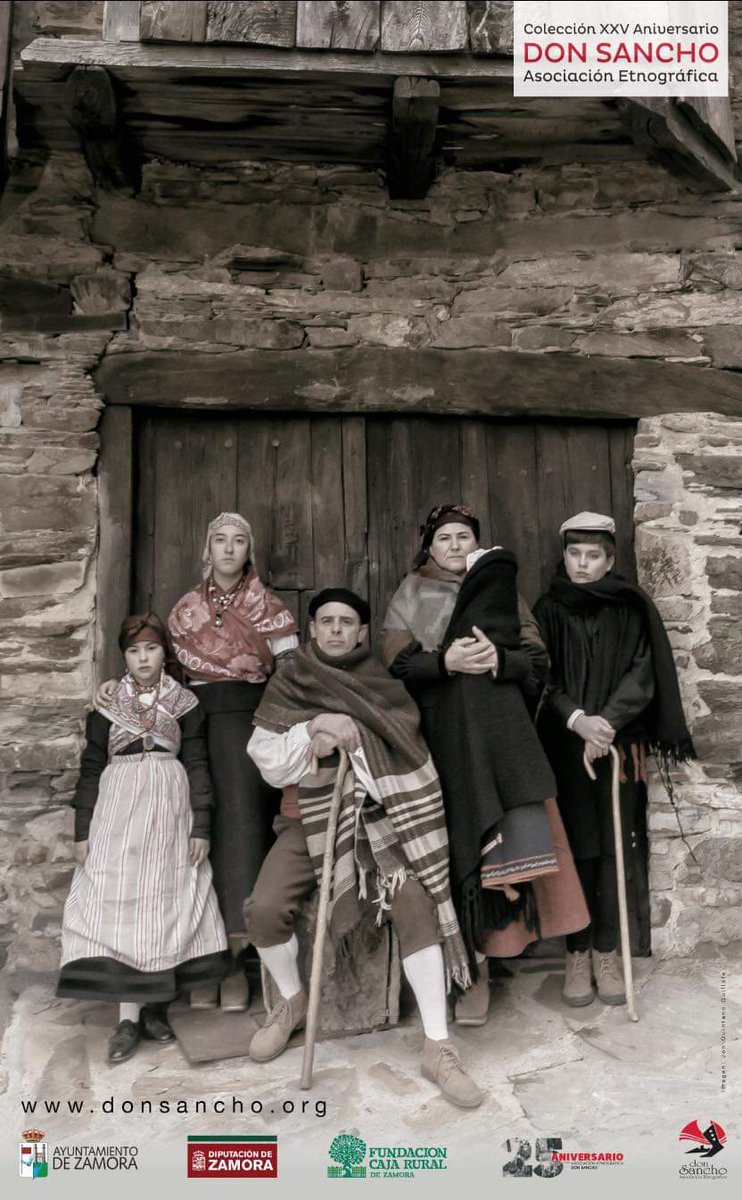 ZamoraHosteleri's tweet photo. TURISMO. CULTURA

La @aedonsancho escaparate vivo de la cultura tradicional de #Zamora ❤️

Los escaparates de #GarcíaCasado acogen once fotografías de gran tamaño con los tesoros del grupo con motivo del #XXVAniversarioDonSancho

#Enhorabuena ❤️👏👏

https://t.co/pZbT6OK9YH https://t.co/wv54mRyL1q