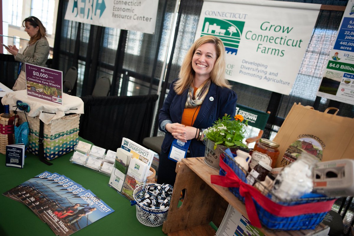 CTvisit's tweet photo. Attendees make more rounds to speak with exhibitors and find out how they can work together to draw more tourism traffic to Connecticut! #CTtourismConf #CTvisit https://t.co/TYithoiO9f