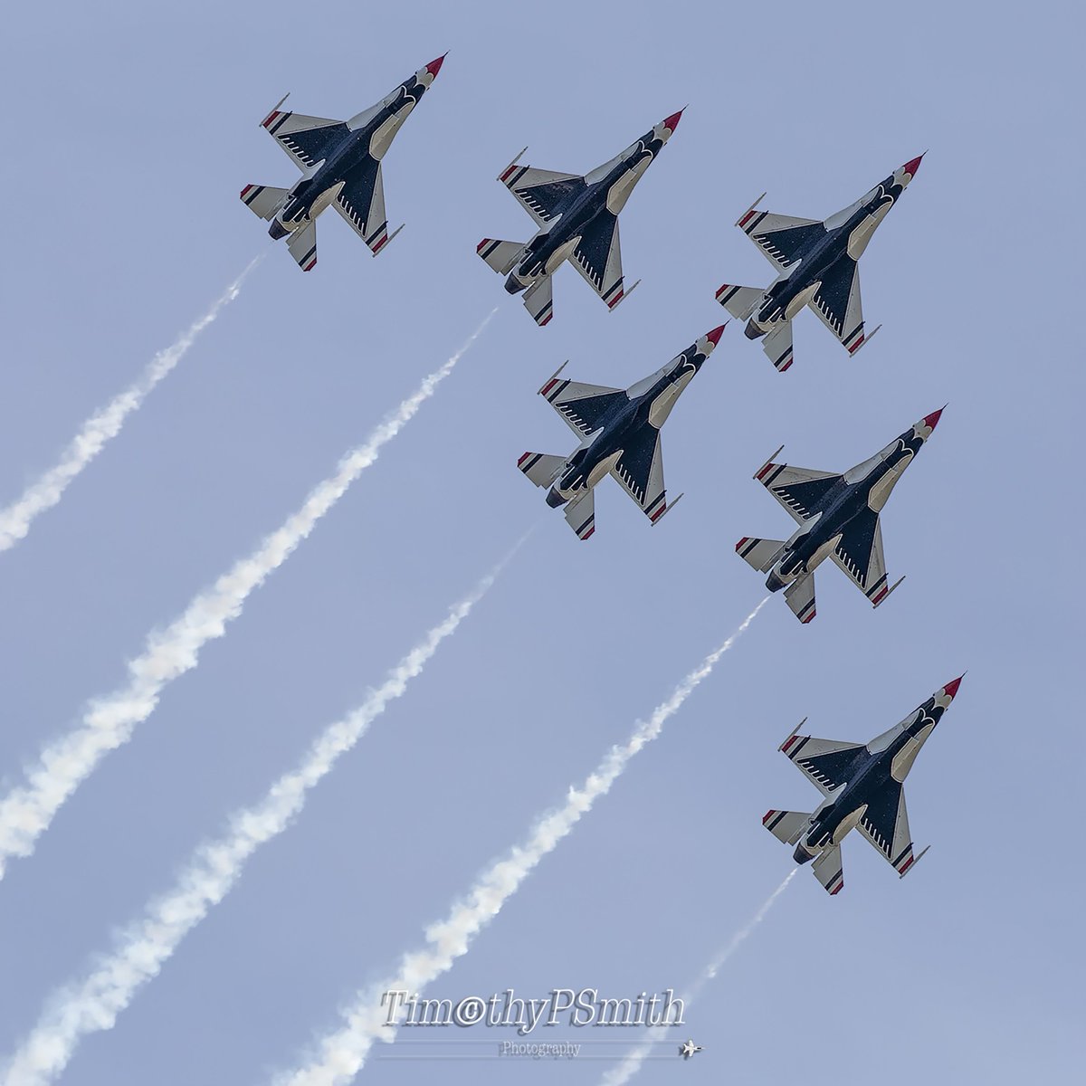 DELTA ROLL 
#USAF #Thunderbirds The Delta Roll fills the sky with red white and blue #ThunderOverTheSound hosted by #keeslerafb #Biloxi #Mississippi 
#F16 #Vipers 
#Merica
🇺🇸
#AvGeek #Militaryaviation ￼
#Airshow #Aviation