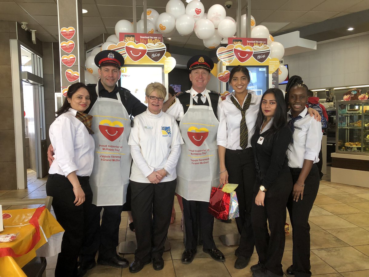 PeelPolice's tweet photo. #21Division officers had a great time with the team at the Derry / Rexwood McDonalds raising funds on #McHappyDay. Always humbled by the #communitygenerosity. https://t.co/ZkWUHN6I67