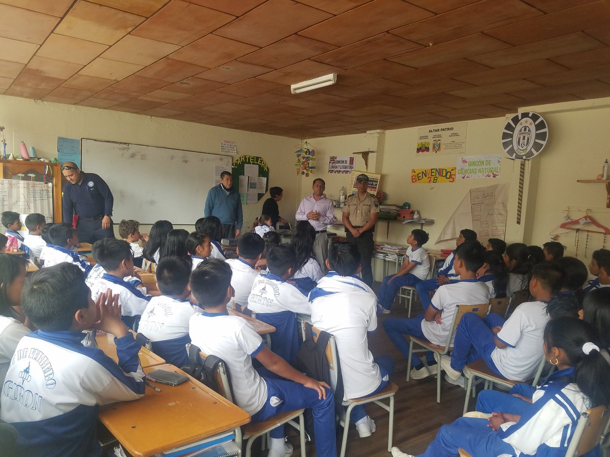 ComisariaG's tweet photo. Educación.
Capacitación preventiva.
Los fuegos pirotécnicos no son un juego, tema tratado en dos unidades educativas del cantón Girón. #InstitucionesUnidasPorUnGirónSeguro
@BomberosGiron 
@azuayinten 
@goberazuay https://t.co/uBep9O7Ytl
