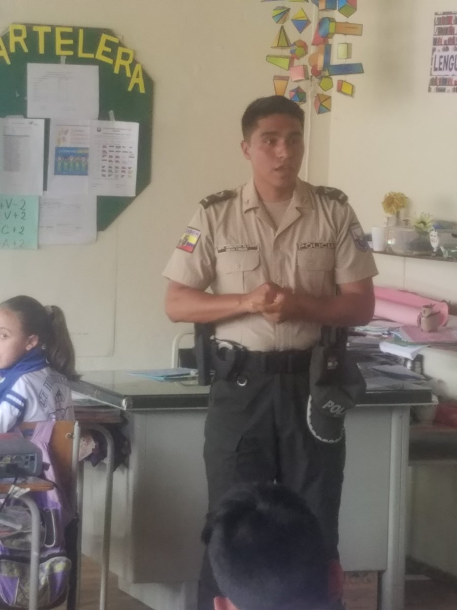 ComisariaG's tweet photo. Educación.
Capacitación preventiva.
Los fuegos pirotécnicos no son un juego, tema tratado en dos unidades educativas del cantón Girón. #InstitucionesUnidasPorUnGirónSeguro
@BomberosGiron 
@azuayinten 
@goberazuay https://t.co/uBep9O7Ytl